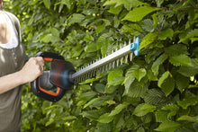 Lade das Bild in den Galerie-Viewer, Gardena Akku-Heckenschere ComfortCut 60 18V P4A Ready-To-Use Set