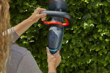 Lade das Bild in den Galerie-Viewer, Gardena Akku-Heckenschere ComfortCut 50/18V-P4A Ready-To-Use Set