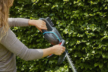 Lade das Bild in den Galerie-Viewer, Gardena Akku-Heckenschere ComfortCut 50/18V-P4A Ready-To-Use Set