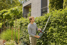 Lade das Bild in den Galerie-Viewer, Gardena Akku-Heckenschere ComfortCut 60 18V P4A Ready-To-Use Set